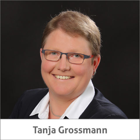 Das Bild steht in Zusammenhang mit Mediation und Konfliktlösung durch die Kanzlei Ponschab & Partner und zeigt folgendes: Eine Frau mit kurzen hellbraunen Haaren und Brille, die einen dunklen Blazer über einem weißen Hemd trägt, lächelt in die Kamera. Der Hintergrund ist schlicht und dunkel. Am unteren Rand steht der Name Tanja Grossmann. Bei Fragen zu Konflikten und Konfliktlösung wenden Sie sich bitte an uns unter info@ponschab-partner.com