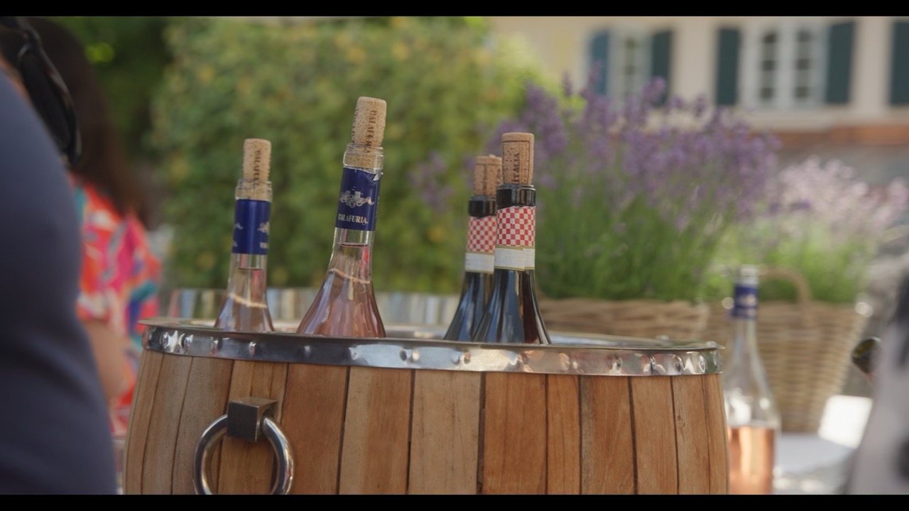 Das Bild steht in Zusammenhang mit Mediation und Konfliktlösung durch die Kanzlei Ponschab & Partner und zeigt folgendes: Eine Gruppe von Weinflaschen in einem Fass. Bei Fragen zu Konflikten und Konfliktlösung wenden Sie sich bitte an uns unter info@ponschab-partner.com