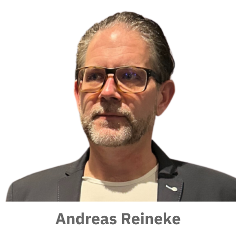 Das Bild steht in Zusammenhang mit Mediation und Konfliktlösung durch die Kanzlei Ponschab & Partner und zeigt folgendes: Ein Mann mit kurzem, zurückgekämmtem Haar, Brille und Bart, der einen dunklen Blazer über einem hellen Hemd trägt, steht vor einem schlichten weißen Hintergrund. Unter ihm ist der Text Andreas Reineke zu lesen. Bei Fragen zu Konflikten und Konfliktlösung wenden Sie sich bitte an uns unter info@ponschab-partner.com