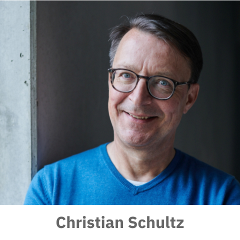 Das Bild steht in Zusammenhang mit Mediation und Konfliktlösung durch die Kanzlei Ponschab & Partner und zeigt folgendes: Ein Mann mit Brille und kurzen braunen Haaren, der einen blauen Pullover trägt, lächelt in die Kamera. Er steht in einem Innenraum in der Nähe einer Betonwand. Der Text Christian Schultz erscheint unter dem Bild. Bei Fragen zu Konflikten und Konfliktlösung wenden Sie sich bitte an uns unter info@ponschab-partner.com