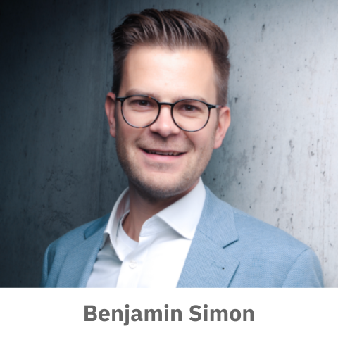 Das Bild steht in Zusammenhang mit Mediation und Konfliktlösung durch die Kanzlei Ponschab & Partner und zeigt folgendes: Ein Mann mit kurzen braunen Haaren und Brille, der einen hellblauen Blazer und ein weißes Hemd trägt, steht vor einer grau strukturierten Wand. Unter dem Bild erscheint der Text Benjamin Simon. Bei Fragen zu Konflikten und Konfliktlösung wenden Sie sich bitte an uns unter info@ponschab-partner.com